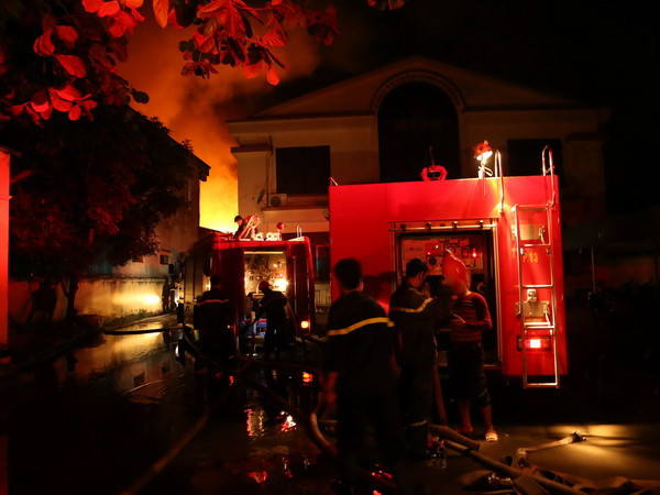 Khám nghiệm hiện trường vụ cháy lớn thiêu rụi nhà xưởng tại La Phù ảnh 1