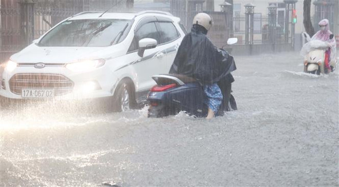 Mưa lớn gây ngập lụt cục bộ nhiều tuyến phố chính thành phố Thái Bình ảnh 1