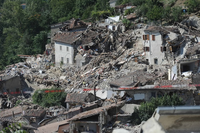 Những ngôi nhà bị tàn phá trong động đất tại Pescara del Tronto ngày 25/8. (Nguồn: AFP/TTXVN) Italy: 900 dư chấn sau động đất, 267 nạn nhân đã thiệt mạng ảnh 1