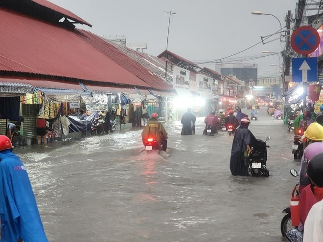 Nước ngập trên đường Lê Văn Ninh gần khu vực chợ Thủ Đức (thành phố Thủ Đức, Thành phố Hồ Chí Minh). (Ảnh: Hồng Giang/TTXVN) ttxvn_tp_ho_chi_minh_mua_lon_gio_tan_tam_duong_pho_thanh_bien_nuoc_20-2.jpeg