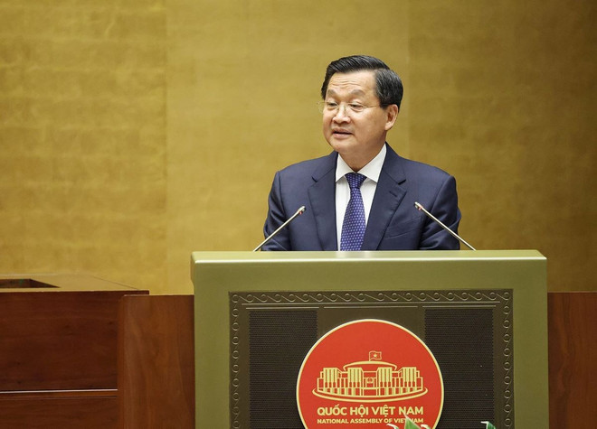 Phó Thủ tướng Lê Minh Khái, thừa ủy quyền của Thủ tướng Chính phủ trình bày Báo cáo đánh giá bổ sung kết quả thực hiện kế hoạch phát triển kinh tế-xã hội và ngân sách nhà nước năm 2023; tình hình thực hiện kế hoạch phát triển kinh tế-xã hội và ngân sách nhà nước những tháng đầu năm 2024. Ảnh: TTXVN ttxvn_khai_mac_ky_hop_thu_7_quoc_hoi_khoa_xv_2005-6.jpg