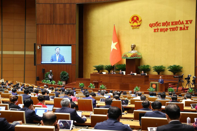 Chủ nhiệm Ủy ban Quốc phòng và An ninh của Quốc hội Lê Tấn Tới trình bày Báo cáo thẩm tra dự án Luật sửa đổi, bổ sung một số điều của Luật Cảnh vệ. (Ảnh: TTXVN) ttxvn_ky_hop_thu_7_quoc_hoi_khoa_xv_quoc_hoi_du_an_luat_2005-4.jpg