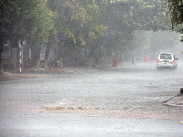 Không khí lạnh tăng cường gây mưa dông ở miền Bắc ảnh 1