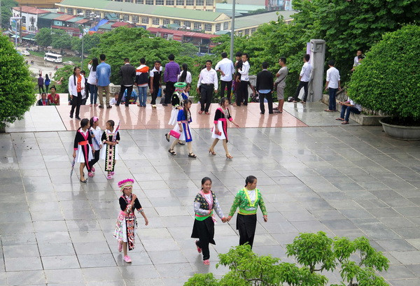 Người Mông tại Điện Biên nô nức xuống phố vui Tết Độc lập ảnh 2