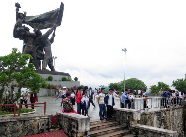 Người Mông tại Điện Biên nô nức xuống phố vui Tết Độc lập ảnh 1