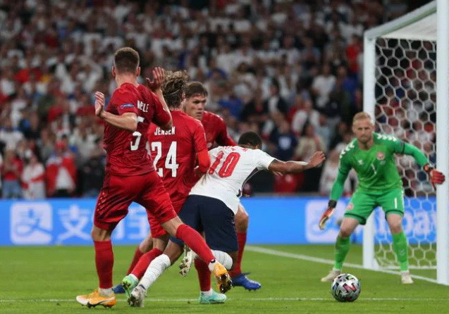 Tranh cãi pha bóng Sterling mang về quả penalty cho tuyển Anh ảnh 1