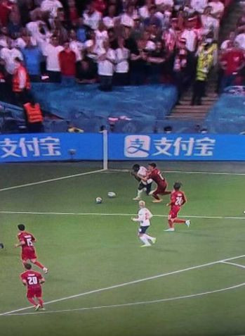 Tranh cãi pha bóng Sterling mang về quả penalty cho tuyển Anh ảnh 2