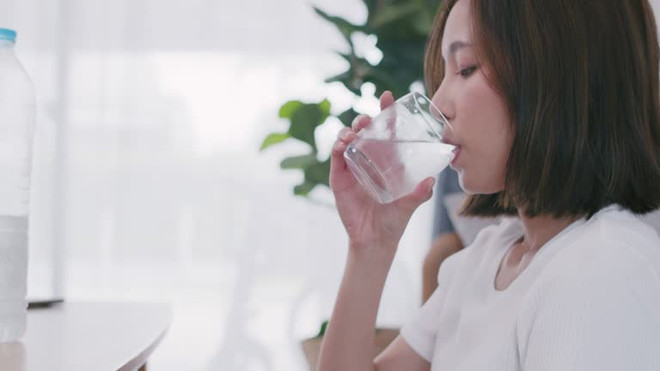 Nhiều lợi ích sức khỏe khi uống nước buổi sáng. (Ảnh: iStock) uong nuoc3.jpg