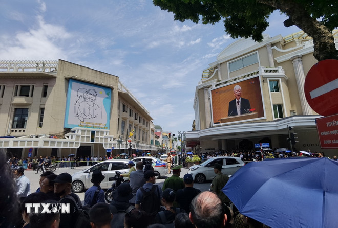 ttxvn nguoi_dan_thu_do_cho_tien_biet_tong_bi_thu_nguyen_phu_trong5_resize.jpg