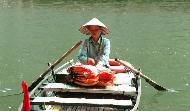 Bà Nguyễn Thị Dư đã vinh dự hai lần được đón, đưa Tổng Bí thư Nguyễn Phú Trọng đi thăm Khu du lịch. (Ảnh: Thùy Dung/TTXVN) ttxvn du lich ninh binh2.jpg