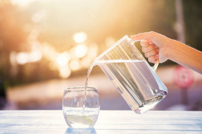 Hãy tạo thói quen uống nước buổi sáng để cải thiện sức khỏe. (Ảnh: iStock) uong nuoc4.jpg