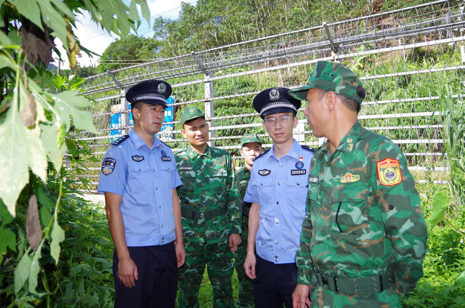 Tổ sỹ quan liên lạc Chi đội Quản lý Biên giới Hồng Hà, Trạm Kiểm tra Biên phòng xuất, nhập cảnh Kim Thủy Hà, tỉnh Vân Nam (Trung Quốc) trao đổi thông tin với Bộ đội Biên phòng tỉnh Lai Châu. (Ảnh: TTXVN phát) ttxvn_lai_chau_tuan_tra_lien_hop_chap_phap_tren_bien_gioi_viet_nam_-_trung_quoc2.jpg