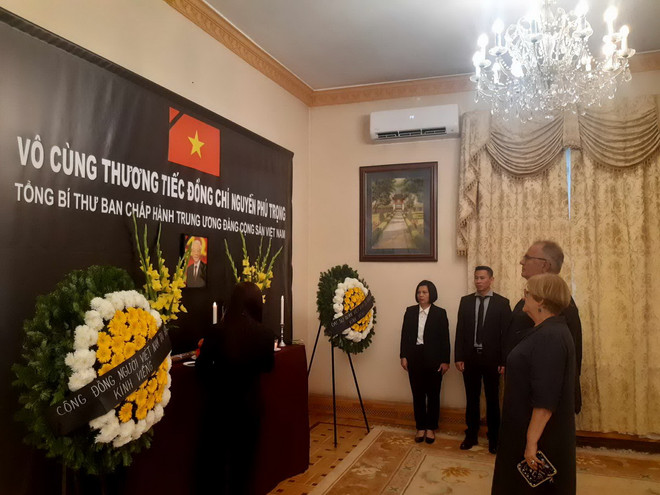 Chủ tịch và Phó Chủ tịch Đảng Công nhân Hungary trong Lễ viếng. (Ảnh: Hoàng Linh/Vietnam+) vnp kieu bao Viet tai hungary vieng TBT4.jpg