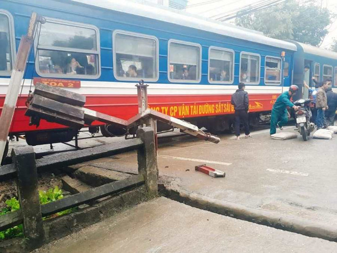 Tàu khách Bắc-Nam 'tông' xe tải mất phanh, đầu máy hư hỏng nặng ảnh 1