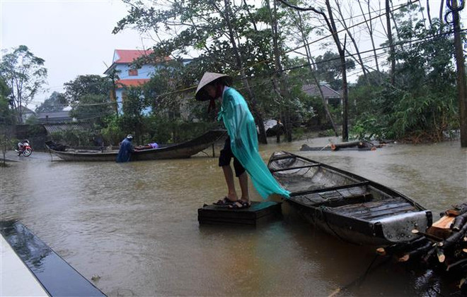 Mưa to gây ngập cục bộ ở Thừa Thiên-Huế, nhiều nơi bị cô lập ảnh 1