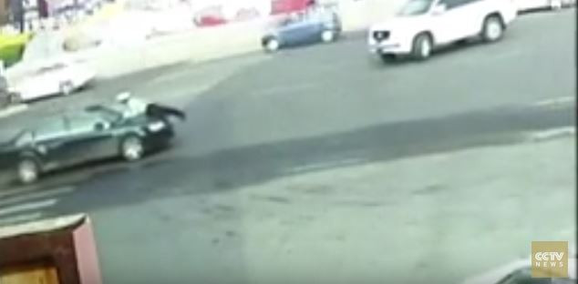 Cảnh sát leo lên mui xe ôtô chặn đối tượng vận chuyển ma túy ảnh 1