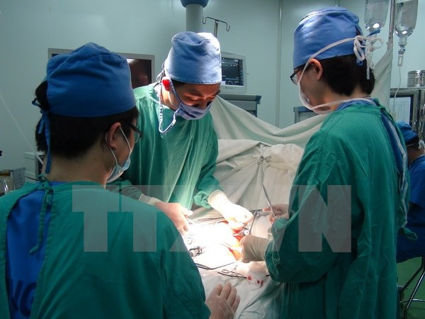 Hà Nội: Tạm đình chỉ bác sỹ khiến bệnh nhân suýt phải cưa chân ảnh 1