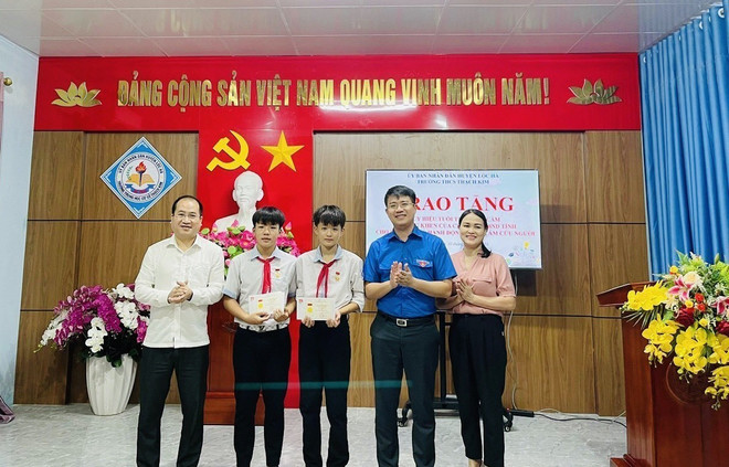 Hà Tĩnh: Tuyên dương 2 học sinh dũng cảm cứu người đuối nước ảnh 1