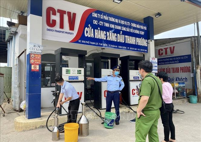 Một cơ sở kinh doanh xăng dầu bị xử phạt do bán xăng kém chất lượng. (Ảnh minh họa: TTXVN phát) Phạt 1,1 tỷ đồng với các cơ sở khí hóa lỏng vi phạm ghi nhãn hàng hóa ảnh 1