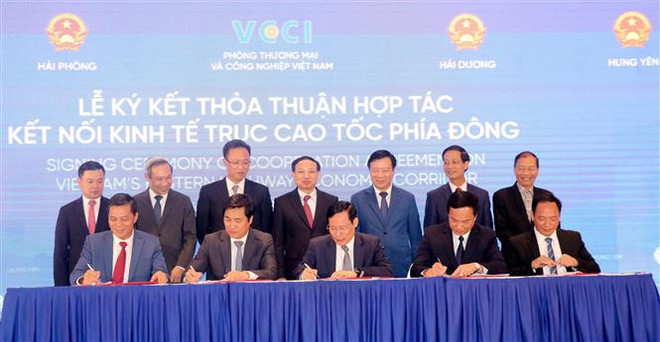 Lễ ký kết thỏa thuận kết nối kinh tế trục cao tốc phía Đông. (Ảnh: Văn Đức/TTXVN) Kết nối kinh tế trục cao tốc phía Đông: Tận dụng thế mạnh 4 địa phương ảnh 1
