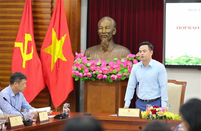 Chánh Văn phòng, người phát ngôn Bộ Văn hóa-Thể thao và Du lịch Lê Đức Trung chủ trì họp báo. (Ảnh: Thanh Tùng/TTXVN) Thông tin về vụ 2 nghệ sỹ Việt tại Tây Ban Nha và nhiều vấn đề 'nóng' ảnh 1