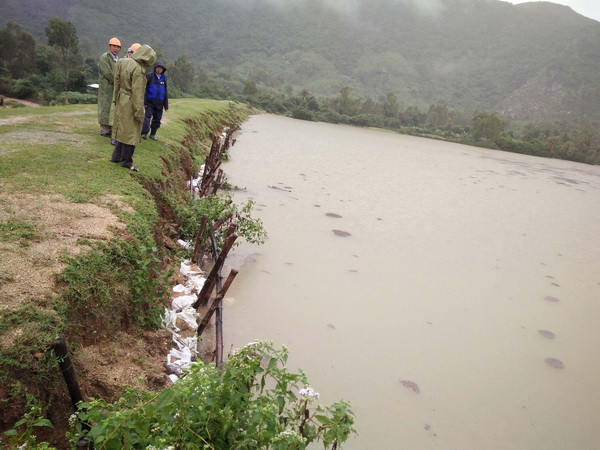 Quảng Ngãi ngập sâu, Bình Định nguy cơ vỡ hồ chứa nước ảnh 1
