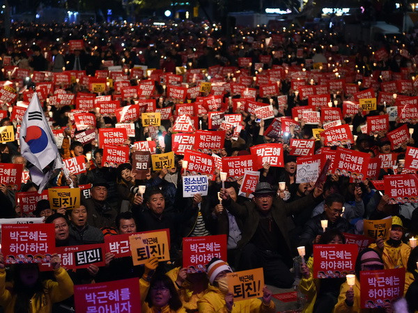 Biểu tình yêu cầu Tổng thống từ chức tại trung tâm Seoul ngày 19/11. (Nguồn: AFP/TTXVN) Tỷ lệ ủng hộ đảng đối lập chính của Hàn Quốc tiếp tục tăng ảnh 1