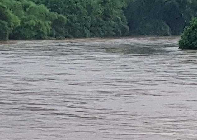 Người thân đau đớn nhận thi thể 3 bé gái đuối nước ở sông sâu ảnh 1