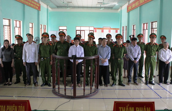 Trùm ma túy Tráng A Tàng và các đồng phạm nghe HĐXX tuyên án tại phiên tòa phúc thẩm. (Ảnh: Thái Hùng/TTXVN) Tàng "Keangnam" lĩnh án tử hình, bố ruột và vợ nhận án chung thân ảnh 1