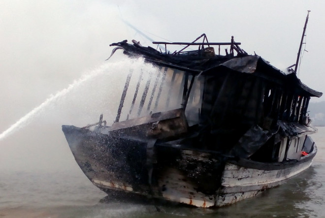 Bình gas bùng cháy trên tàu cá, 3 ngư dân thoát nạn trong gang tấc ảnh 1
