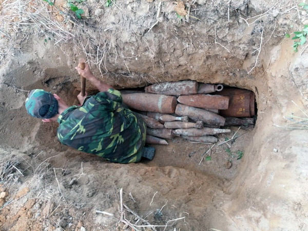 Đắk Nông hủy nổ 18 quả bom, đầu đạn trong vườn nhà dân ảnh 2