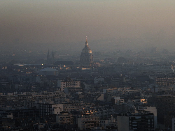 Khói bụi bao phủ thủ đô Paris ngày 6/12. (Nguồn: AP/TTXVN) Không khí ô nhiễm có thể gây biến đổi ADN ở trẻ sơ sinh ảnh 1