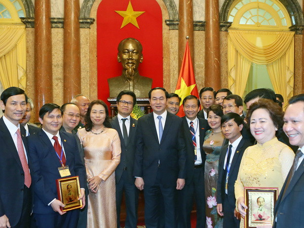 Chủ tịch nước Trần Đại Quang tiếp Đoàn doanh nhân Việt Nam tiêu biểu tham dự Diễn đàn "Bác Hồ với doanh nghiệp, doanh nhân" và Lễ phát động phong trào thi đua "Doanh nhân Việt Nam học tập và làm theo tấm gương đạo đức Hồ Chí Minh". (Ảnh: Nhan Sáng/TTXVN) Chủ tịch nước Trần Đại Quang tiếp đại biểu doanh nhân Việt Nam ảnh 1