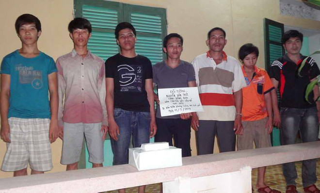 Bắt giữ 7 đối tượng vận chuyển thuốc nổ để khai thác gỗ sưa ảnh 1