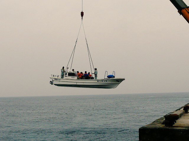 Trải nghiệm "kinh hoàng" khi di chuyển bằng cần cẩu đến đảo ở Nhật Bản ảnh 1