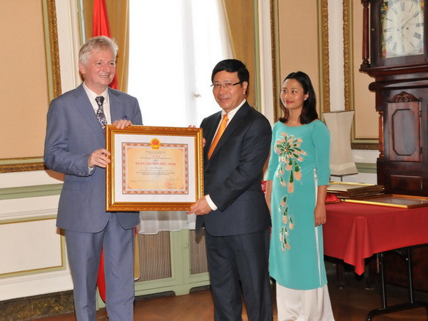 Trao Huân chương Hữu nghị cho một số nhà ngoại giao của Bỉ ảnh 1