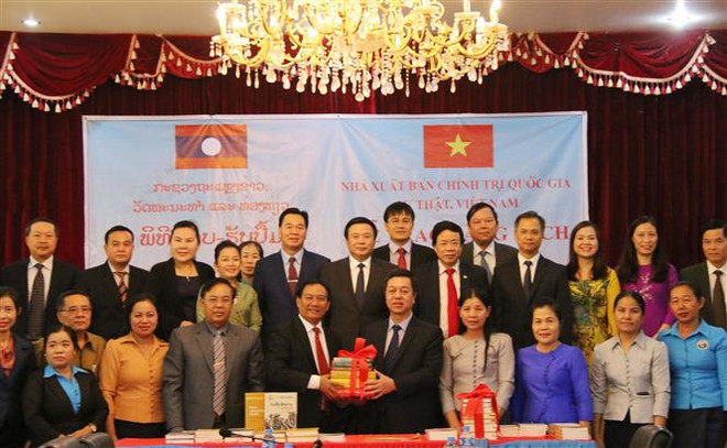 NXB Chính trị quốc gia tặng sách lý luận chính trị bản tiếng Lào ảnh 1