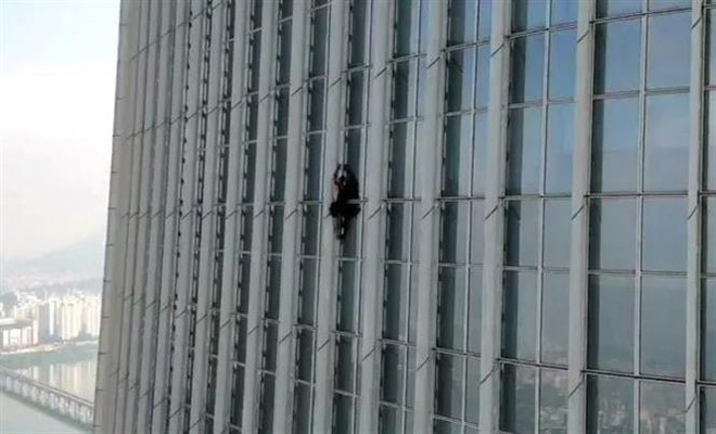 "Người nhện" bị bắt khi cố chinh phục tháp Lotte cao 555m ở Hàn Quốc ảnh 1