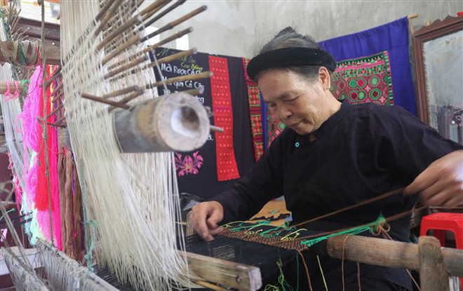 Nghệ nhân Nông Thị Thược luôn đau đáu nỗi niềm gìn giữ và phát huy nghề dệt thổ cẩm truyền thống ở Luống Nọi. (Ảnh: Chu Hiệu/TTXVN) Độc đáo kỹ thuật dệt thổ cẩm mặt trái của người Tày Cao Bằng ảnh 2