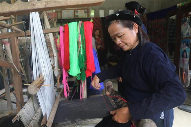 Phụ nữ Tày ở Luống Nọi dệt thổ cẩm truyền thống. (Ảnh: Chu Hiệu/TTXVN) Độc đáo kỹ thuật dệt thổ cẩm mặt trái của người Tày Cao Bằng ảnh 3