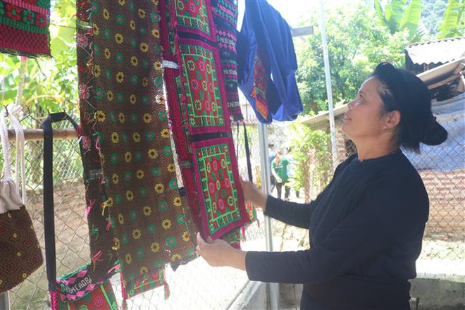 Sản phẩm của dệt thổ cẩm truyền thống ở xóm Luống Nọi, xã Ngọc Đào, huyện Hà Quảng, tỉnh Cao Bằng. (Ảnh: Chu Hiệu/TTXVN) Độc đáo kỹ thuật dệt thổ cẩm mặt trái của người Tày Cao Bằng ảnh 1