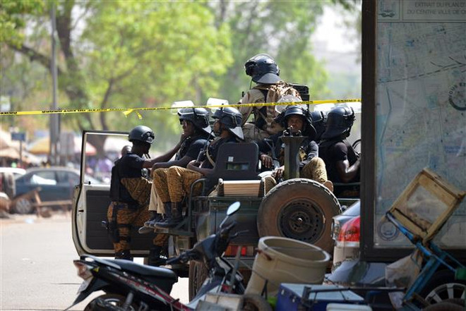 Binh sỹ tuần tra tại thành phố Ouagadougou, Burkina Faso. (Ảnh: AFP/TTXVN) Quân đội Burkina Faso tiêu diệt 22 phần tử khủng bố ở Sahel ảnh 1