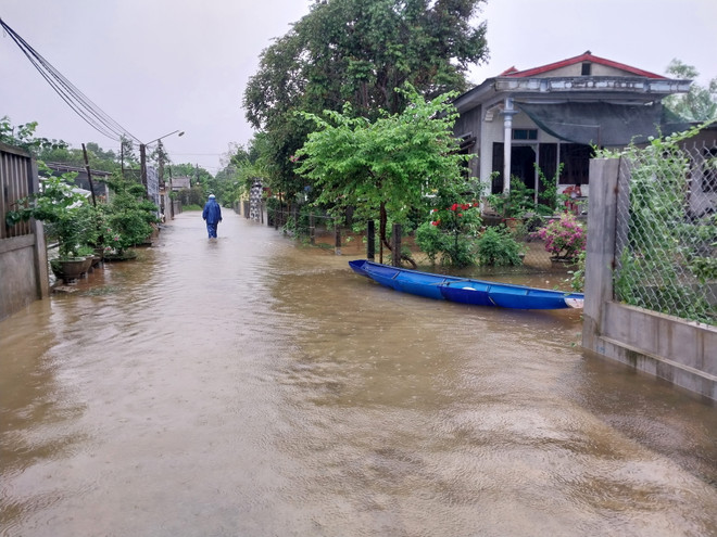 Mưa lớn gây ngập ở các tỉnh miền Trung. (Ảnh: Mai Trang/TTXVN) Quảng Trị: Mưa lớn làm ngập nhiều tuyến đường vùng thấp trũng ảnh 1