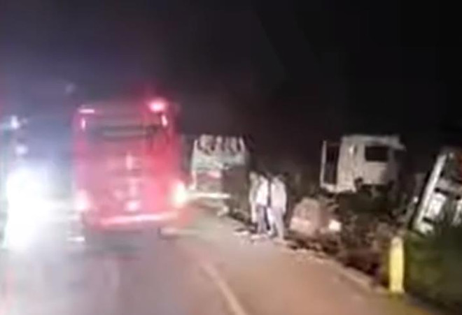 Bình Phước: Xe khách phóng nhanh vượt ẩu, ép lật cả xe container ảnh 1