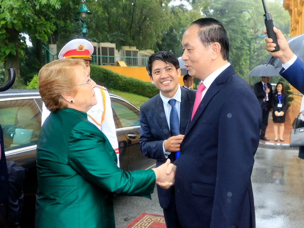 Chủ tịch nước Trần Đại Quang đón Tổng thống Chile Michelle Bachelet ảnh 1