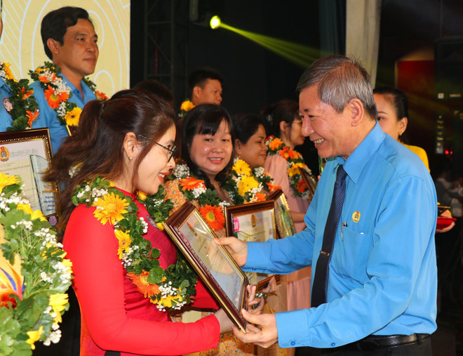 Ông Trần Thanh Hải, Phó Chủ tịch thường trực Tổng Liên đoàn Lao động Việt Nam, trao Bằng khen và biểu trưng cho các cá nhân điển hình học tập và làm theo tư tưởng, đạo đức, phong cách Hồ Chí Minh. (Ảnh: Thanh Vũ/TTXVN) TP.HCM: Tuyên dương các điển hình học tập tấm gương Hồ Chí Minh ảnh 1