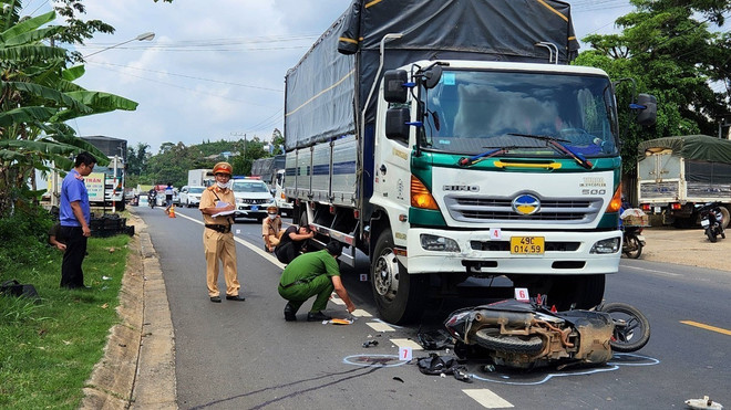 Lực lượng chức năng khám nghiệm hiện trường vụ tai nạn. (Ảnh: TTXVN phát) Tai nạn giao thông nghiêm trọng ở Lâm Đồng, một người tử vong ảnh 1