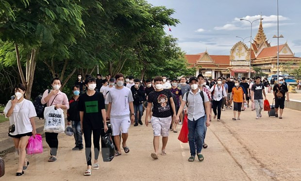 Bàn giao công dân Việt Nam bị lừa gạt, lôi kéo sang Campuchia làm việc dưới chiêu bài việc nhẹ, lương cao về nước. Ảnh minh họa. (Ảnh: TTXVN phát) Người dân cần cảnh giác lời mời việc nhẹ, lương cao khi ra nước ngoài ảnh 1