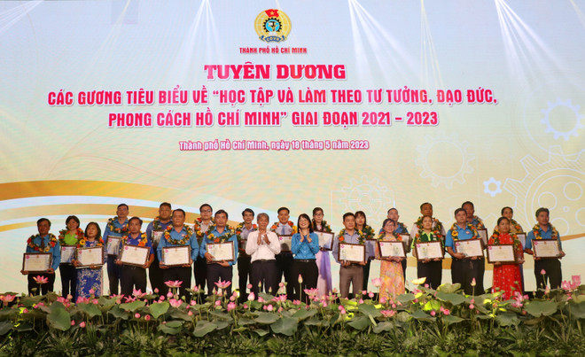 Bà Trần Thị Diệu Thúy, Chủ tịch Liên đoàn Lao động TP. Hồ Chí Minh và lãnh đạo Tổng Liên đoàn Lao động Việt Nam trao Bằng khen và biểu trưng cho các cá nhân điển hình học tập và làm theo tư tưởng, đạo đức, phong cách Hồ Chí Minh. (Ảnh: Thanh Vũ/TTXVN) TP.HCM: Tuyên dương các điển hình học tập tấm gương Hồ Chí Minh ảnh 2