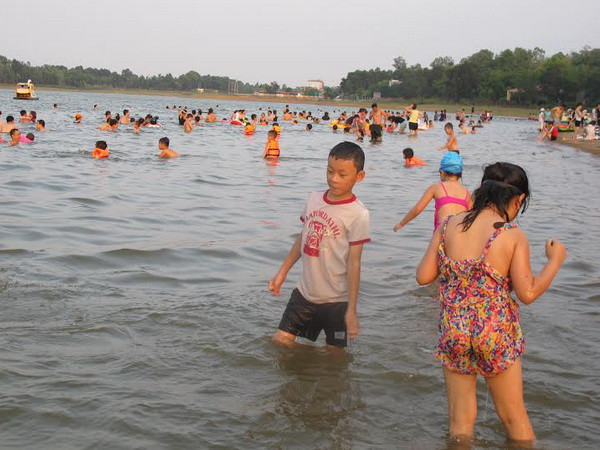 Vĩnh Phúc: Nắng nóng, du khách nhiều nơi đổ xô về hồ Đại Lải ảnh 1